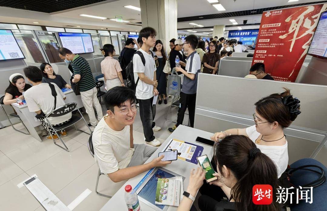 25岁小伙带一沓证书应聘！南京高校毕业生招聘会火爆<strong></p>
<p>原油酸</strong>，HR：这样的简历很加分