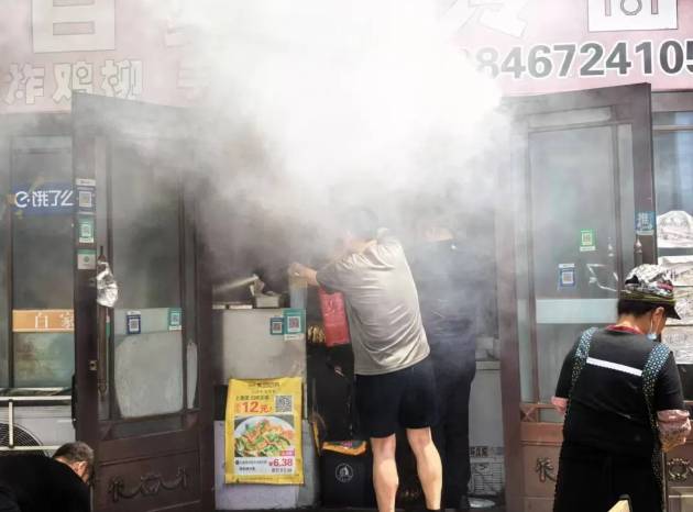 餐饮店突发火情<strong></p>
<p>原油酸</strong>，民警果断破开门冲进火场