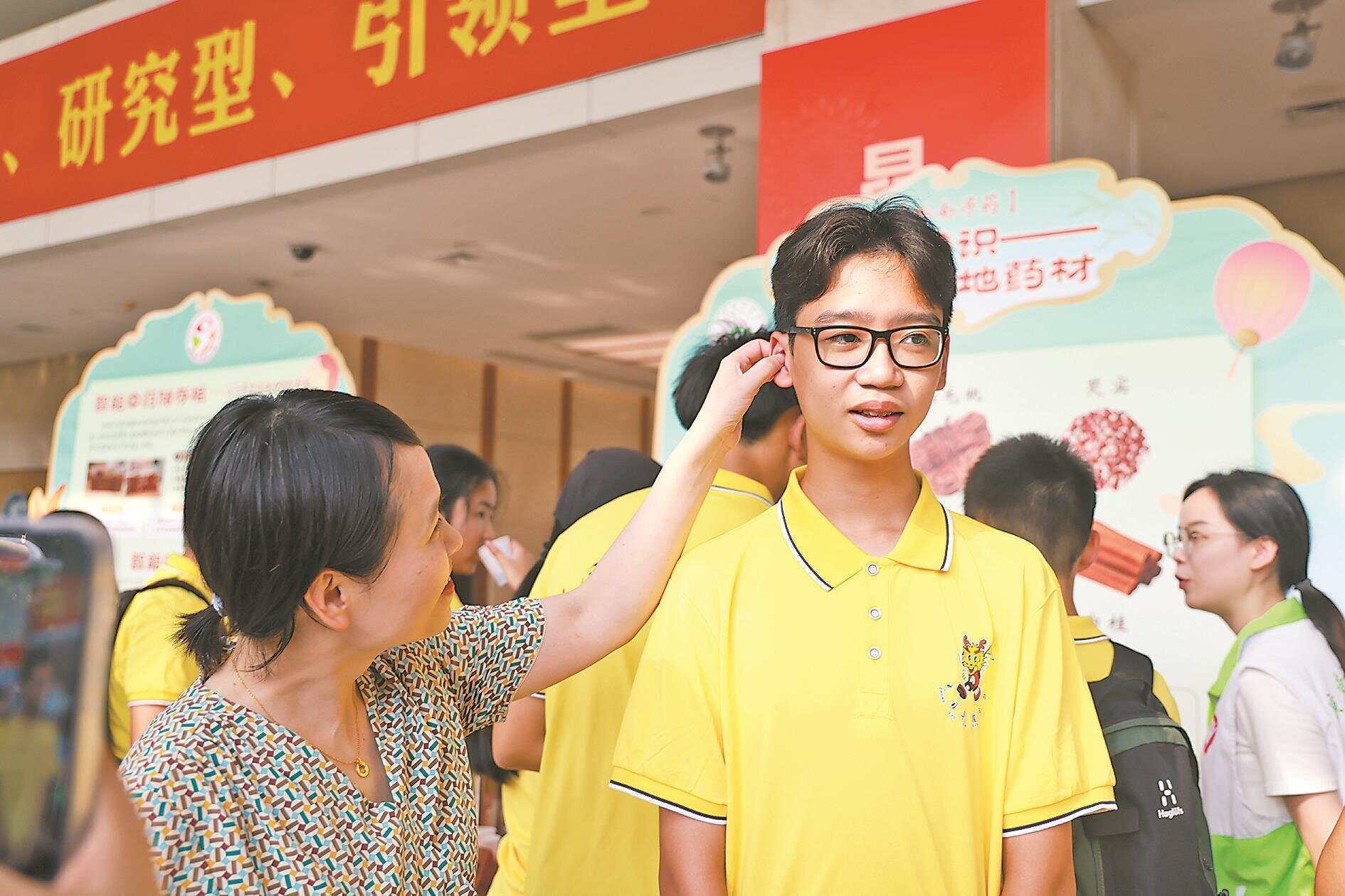 6年后<strong></p>
<p>新浪原油期货</strong>，14岁印尼男孩一眼认出当年为他治病的中医