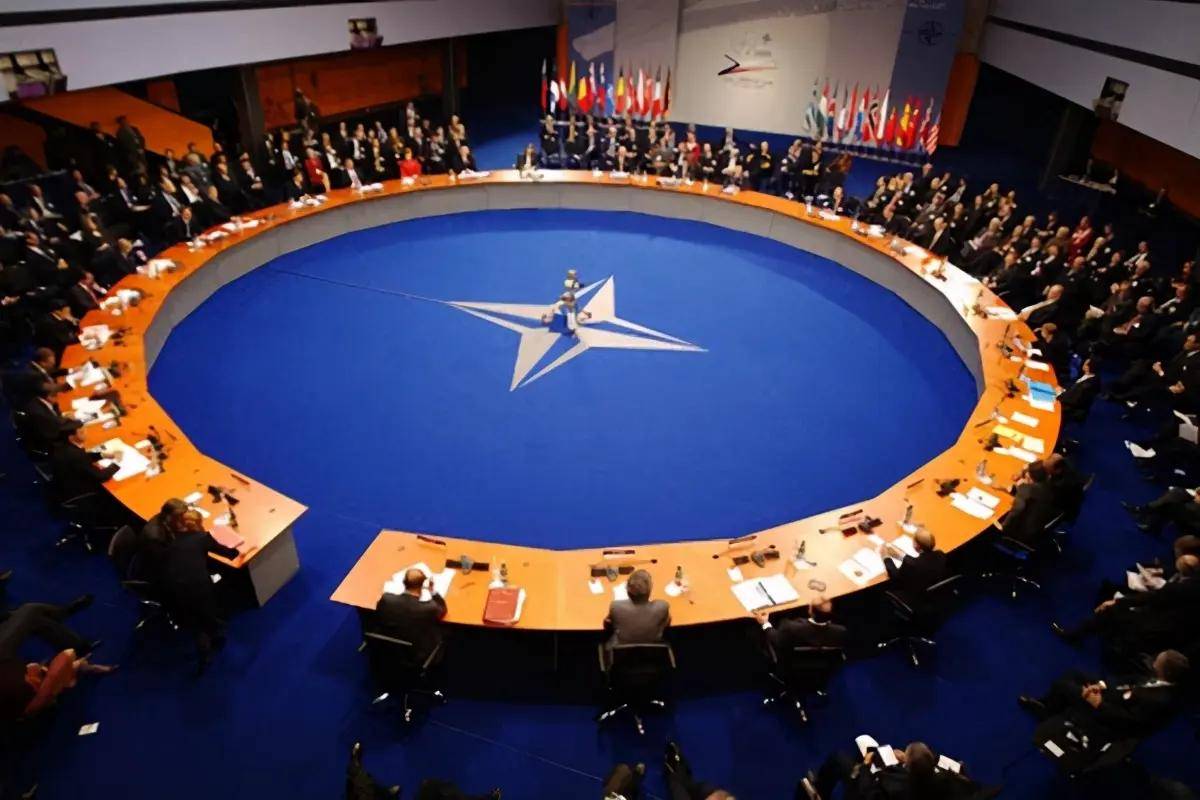 30国联军即将集结完毕<strong></p>
<p>原油沙</strong>，罗马尼亚率先发兵，普京划定的红线被冲垮，港口区域爆发激战