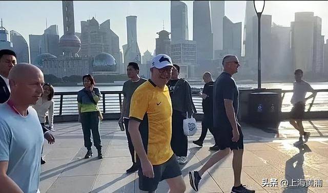 澳大利亚总理抵沪再次漫步外滩<strong></p>
<p>原油沙</strong>，旁边还有上海球迷“老熟人”，你偶遇了吗？