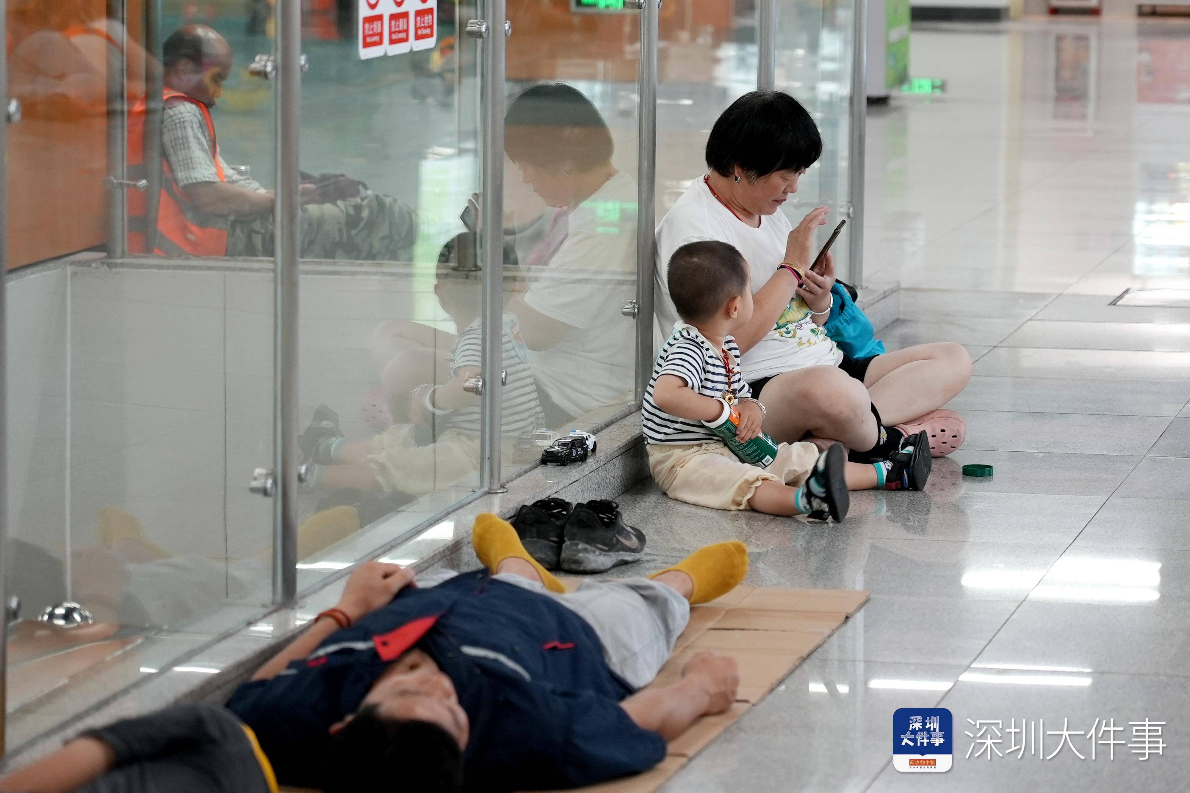 纳凉区有座椅、读书角<strong></p>
<p>原油沙</strong>，深圳地铁站成市民“清凉驿站”
