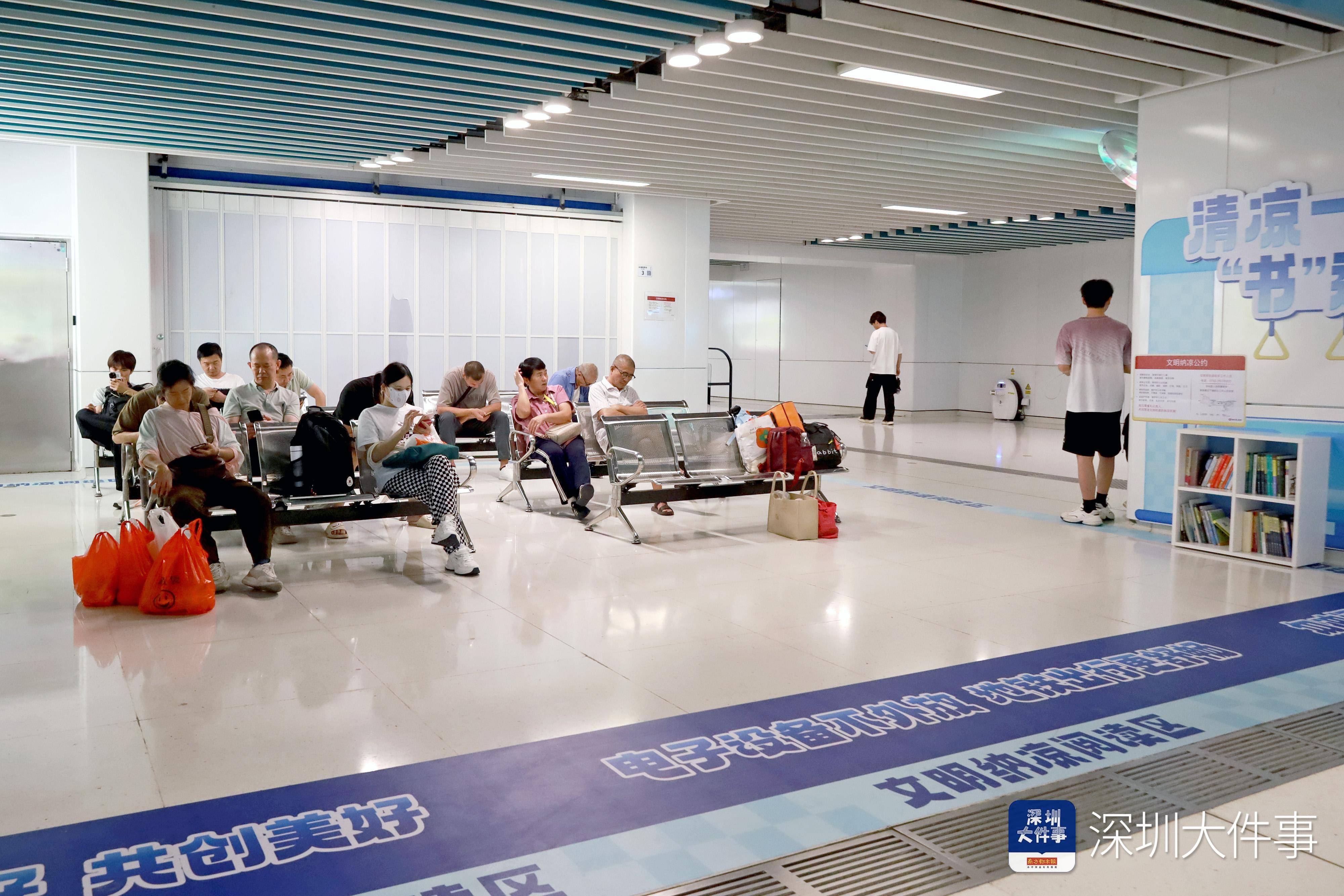 纳凉区有座椅、读书角<strong></p>
<p>原油沙</strong>，深圳地铁站成市民“清凉驿站”