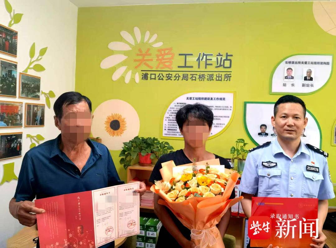 小伙收到录取通知书<strong></p>
<p>原油期货代码</strong>，飞奔到派出所和民警一起打开