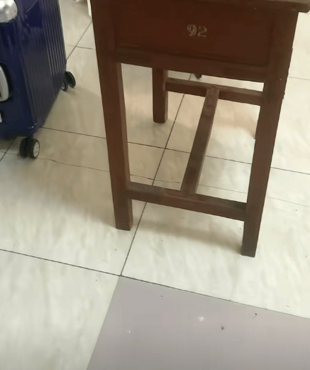 江苏一男子租房陪读<strong></p>
<p>存原油</strong>，看到老课桌上几个数字惊了！竟是自己33年前的“伙伴”