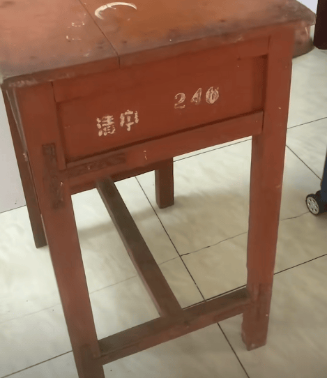 江苏一男子租房陪读<strong></p>
<p>存原油</strong>，看到老课桌上几个数字惊了！竟是自己33年前的“伙伴”