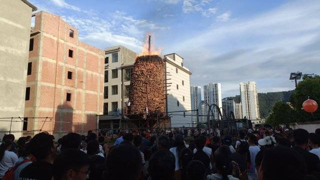 重达15吨<strong></p>
<p>原油挥发</strong>！玉溪通海燃起巨型火把