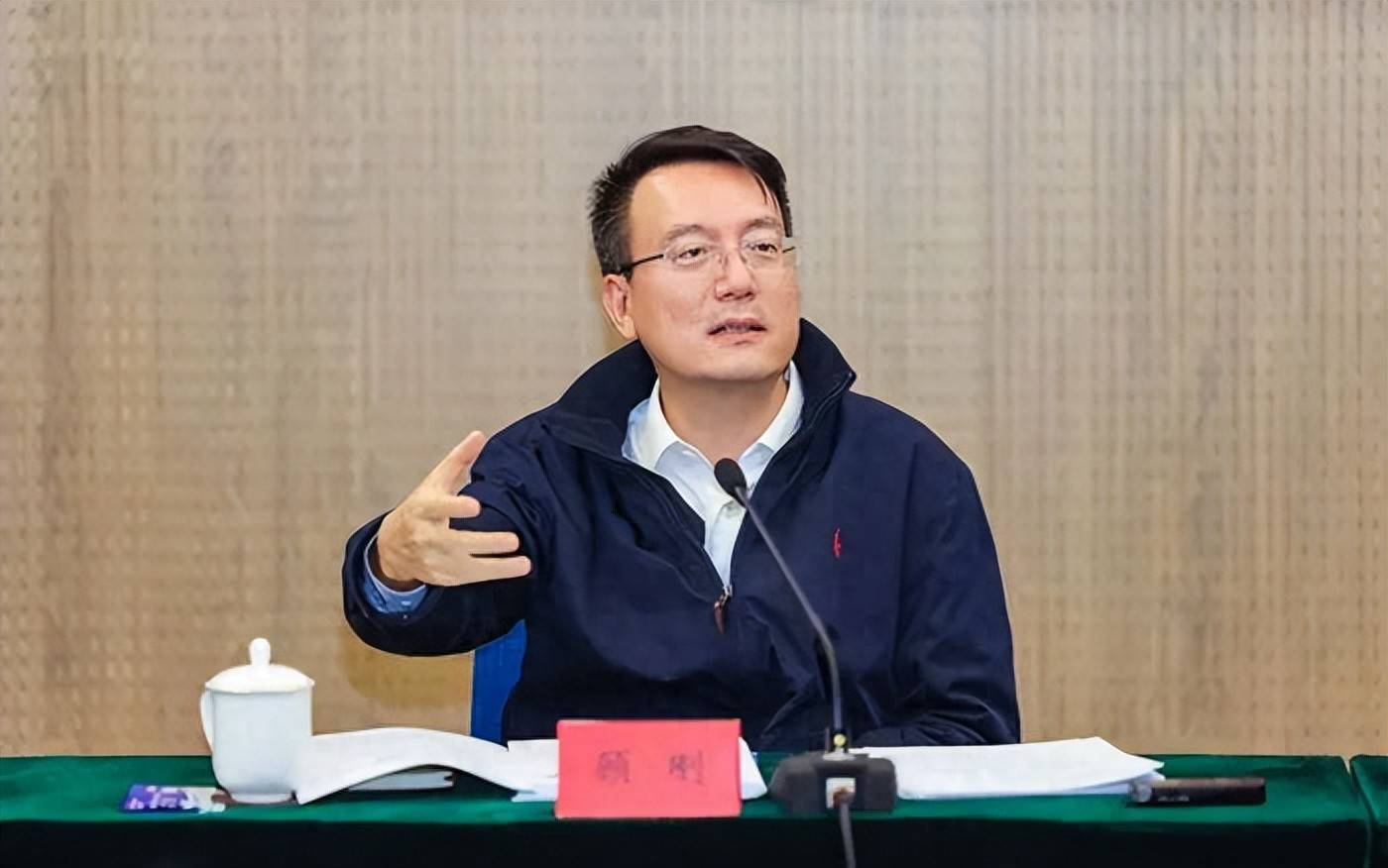 <strong></p>
<p>原油暴跌的原因</strong>他或将成为全国副省级城市政府最年轻“一把手”