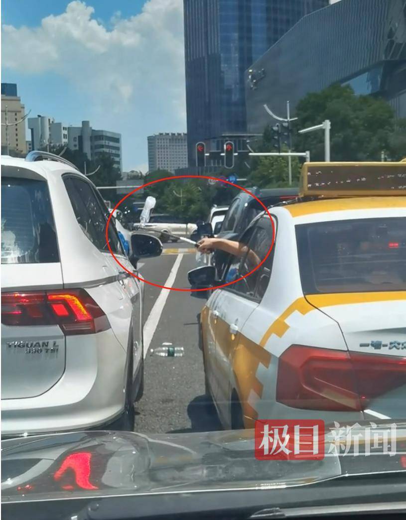 汉口街头发生不和谐一幕：白色汽车有人向出租车泼水<strong></p>
<p>原油暴跌的原因</strong>，的哥挥舞甩棍击破白车玻璃……