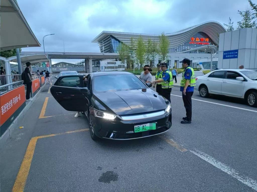 车不动计价器还在“跑”<strong></p>
<p>原油暴跌的原因</strong>，青岛一辆出租车安装“跑得快”被查处