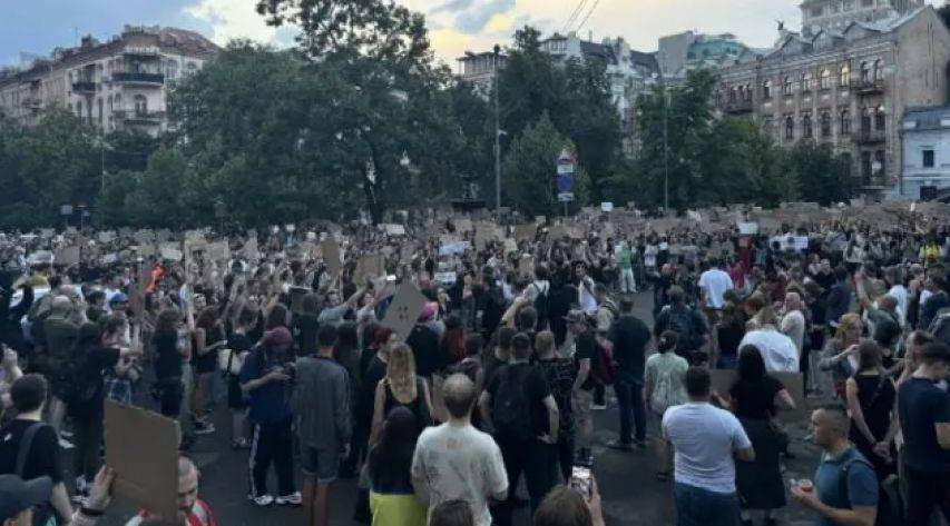 乌克兰爆发大规模抗议<strong></p>
<p>原油暴跌的原因</strong>，总统府被包围，泽连斯基或火速下台？继任者浮出水面
