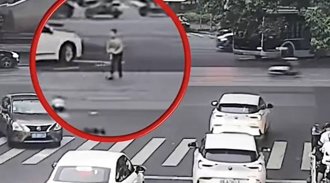 上海一8岁男童单独上路<strong></p>
<p>原油是石油吗</strong>，闯红灯被车撞飞：“家长让我自己出来锻炼一下”