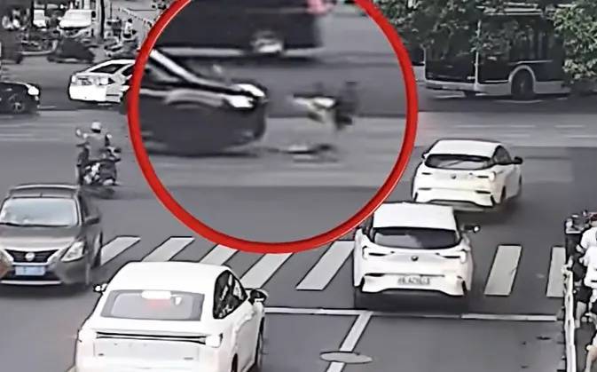 上海一8岁男童单独上路<strong></p>
<p>原油是石油吗</strong>，闯红灯被车撞飞：“家长让我自己出来锻炼一下”