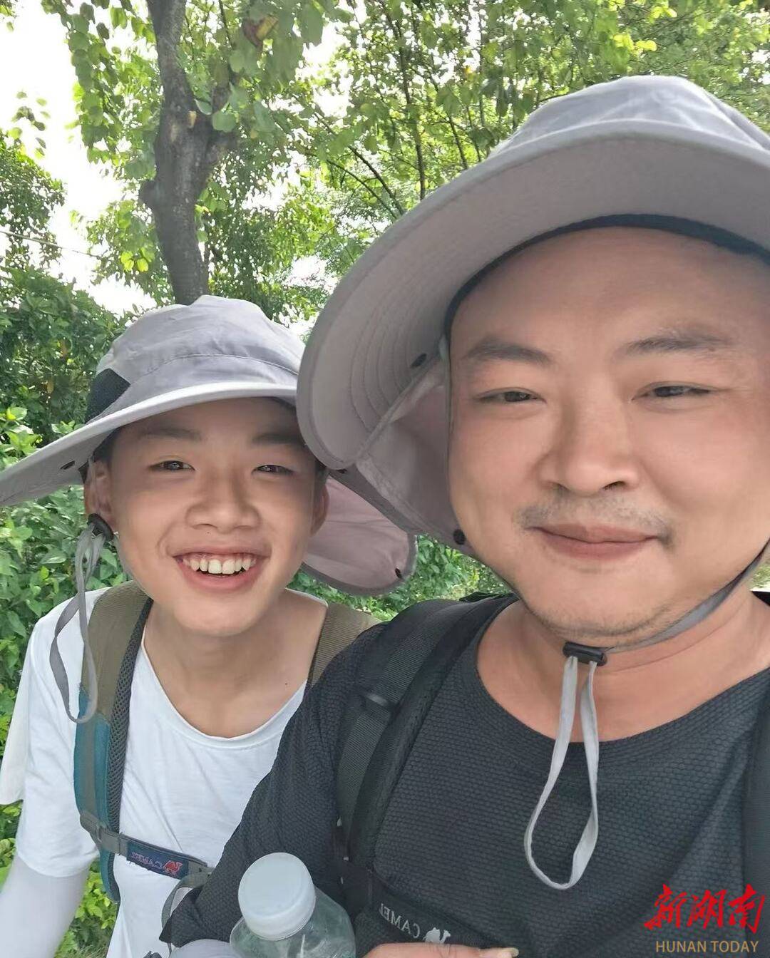 他陪13岁儿子从深圳徒步回湖南：脚都走“废”<strong></p>
<p>原油期货如何</strong>，儿子开心就好