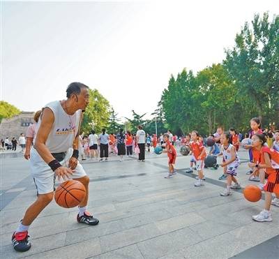 “再平凡的球场<strong></p>
<p>原油期货如何</strong>，也能承载梦想”（微光）