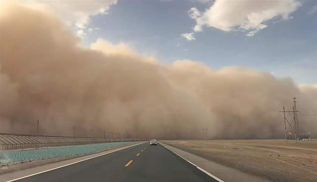 沙尘暴突袭甘肃敦煌<strong></p>
<p>油面</strong>，游客：百米高沙墙扑向公路，像是走进了末日小说
