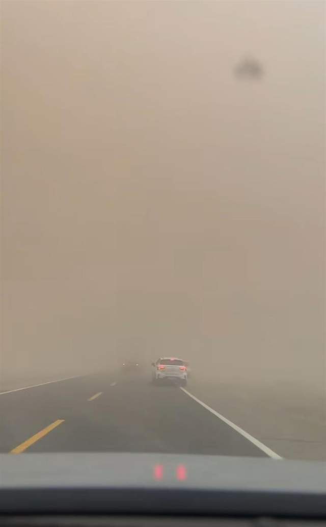 沙尘暴突袭甘肃敦煌<strong></p>
<p>油面</strong>，游客：百米高沙墙扑向公路，像是走进了末日小说
