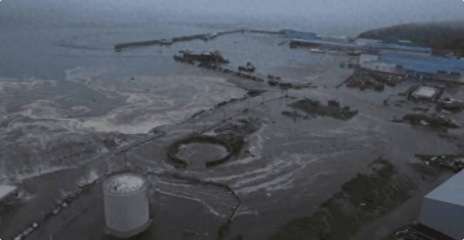 海军基地遇上大地震<strong></p>
<p>油面</strong>，港内全是新核潜艇，损坏一艘都能让俄军心疼