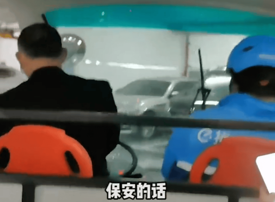 上海一小区被外卖员集体“拉黑”：进小区须乘摆渡车<strong></p>
<p>国际原油平台</strong>，送单保安全程陪同，其余骑手在车内等，致订单频繁超时；平台：已尝试与物业沟通