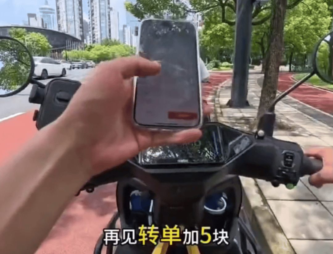 上海一小区被外卖员集体“拉黑”：进小区须乘摆渡车<strong></p>
<p>国际原油平台</strong>，送单保安全程陪同，其余骑手在车内等，致订单频繁超时；平台：已尝试与物业沟通