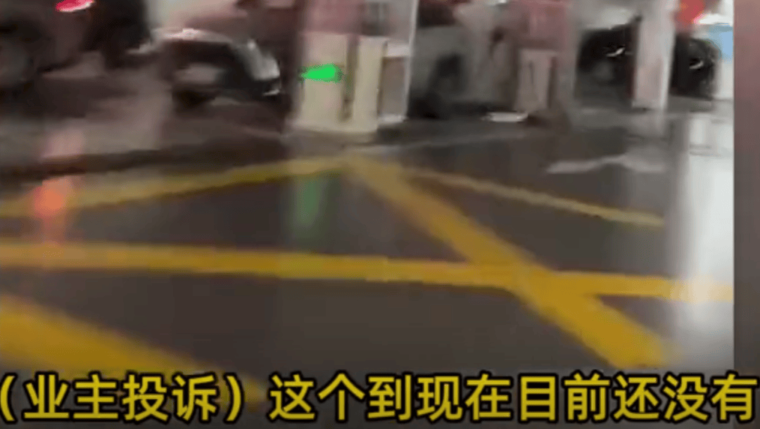 上海一小区被外卖员集体“拉黑”：进小区须乘摆渡车<strong></p>
<p>国际原油平台</strong>，送单保安全程陪同，其余骑手在车内等，致订单频繁超时；平台：已尝试与物业沟通