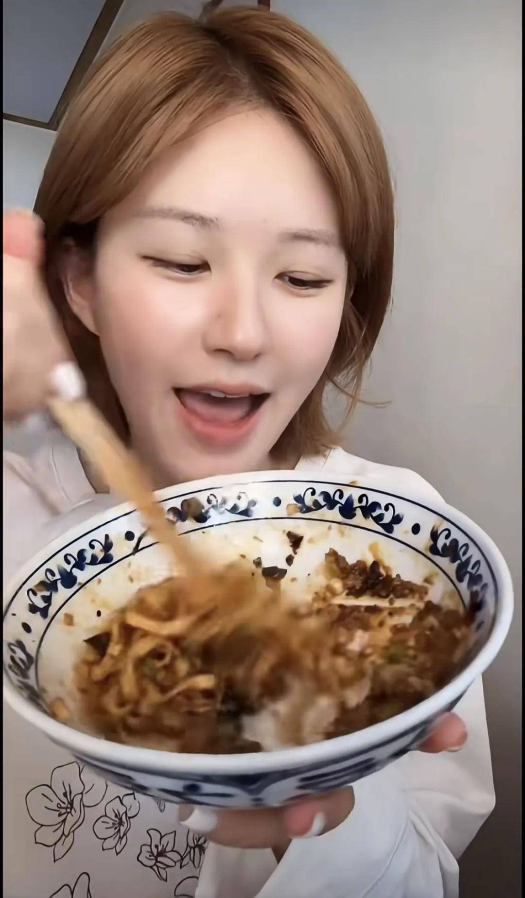 怒撕经纪公司后赵露思开启直播<strong></p>
<p>美原油走势分析</strong>，同款花卷、包包都卖爆