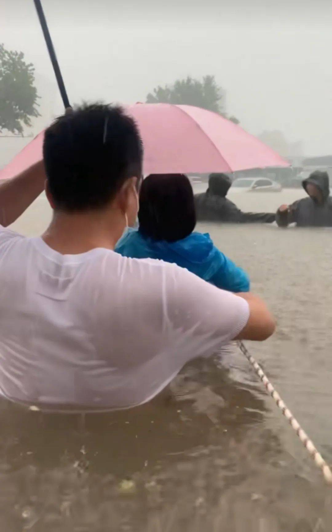 郑州暴雨致京广路隧道被淹<strong></p>
<p>原油与石油</strong>，亲历者：车是飘起来的，很害怕，有人爬梯子离开 2021年也曾淹没多台车辆