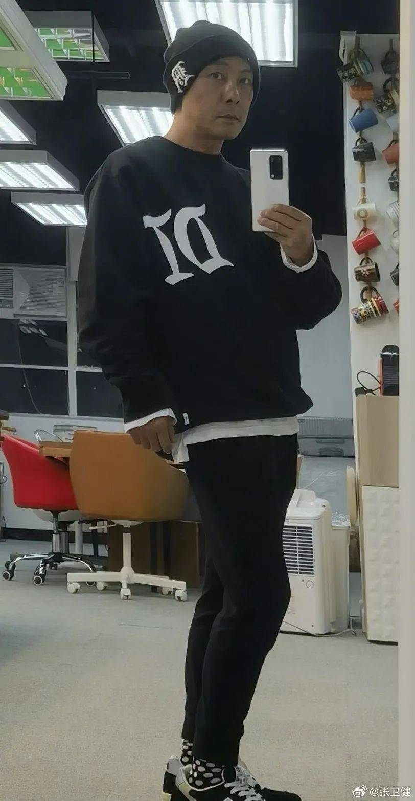 60岁张卫健在演唱会上掏出老年卡<strong></p>
<p>期货公司</strong>，求大家别欺负老人家