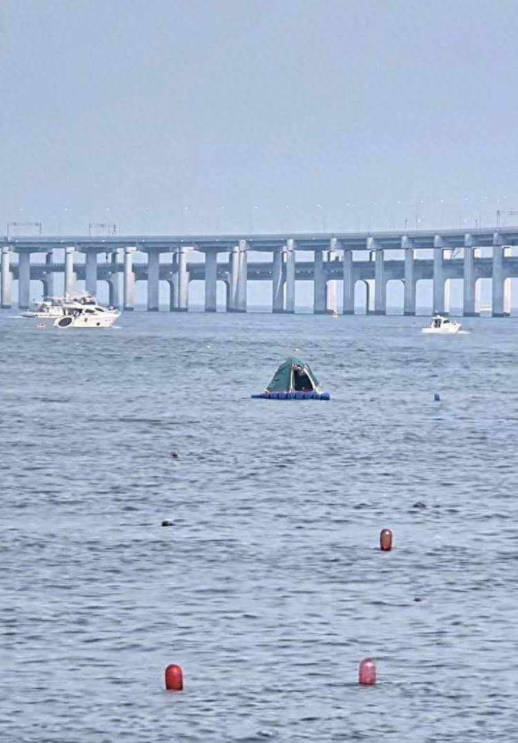 游客在海面搭建移动帐篷露营<strong></p>
<p>原油降凝剂</strong>，大连海警：不违规，但需注意安全