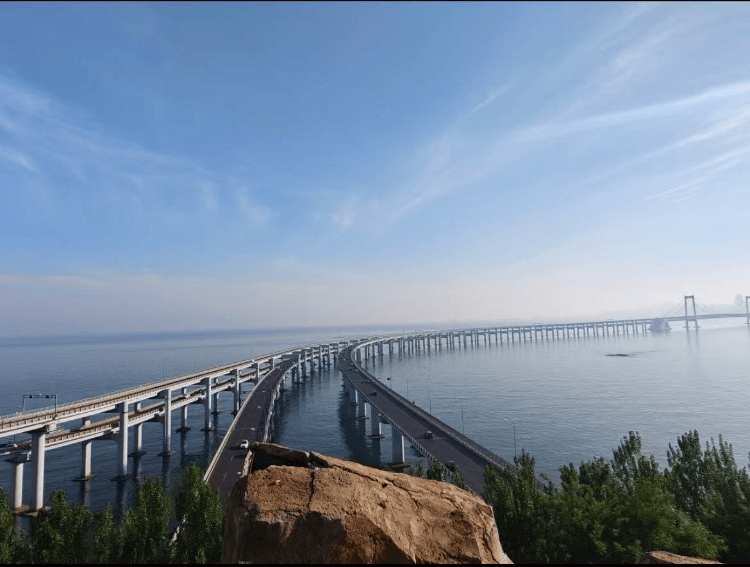 大连一跨海大桥观景台有游客翻栏杆踩空心造景石拍照<strong></p>
<p>正规原油平台</strong>，当地回应