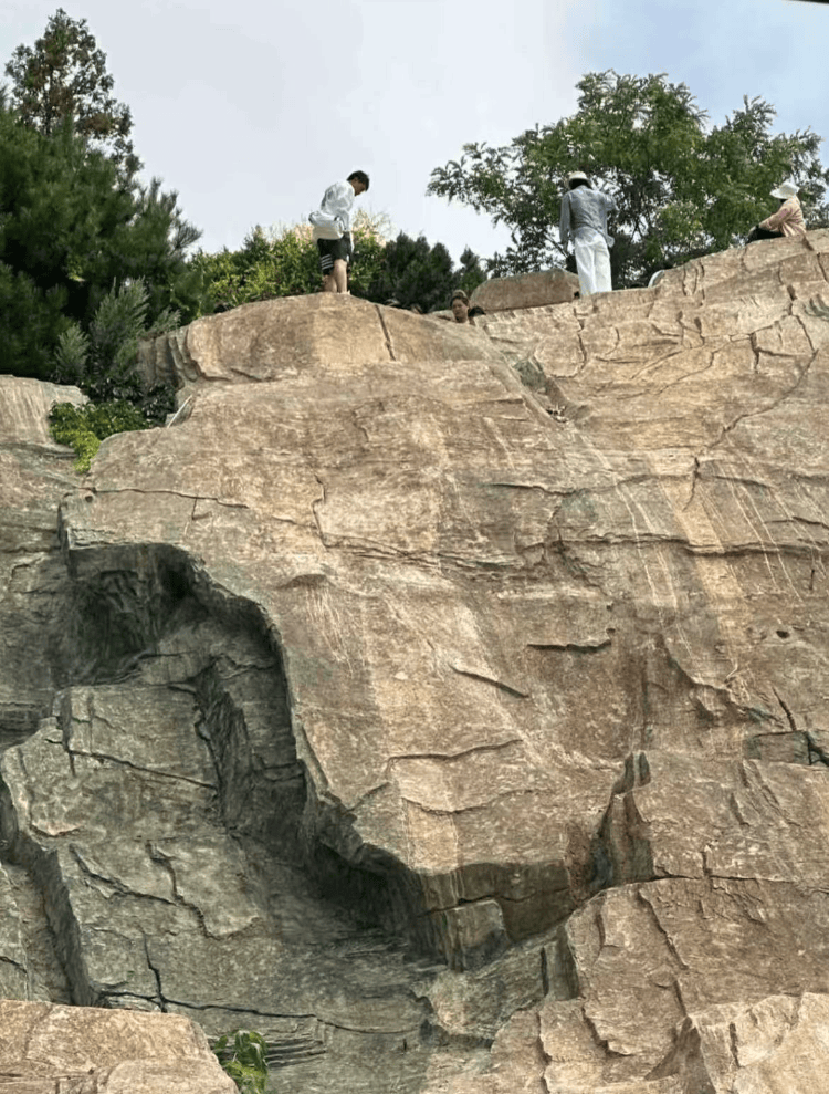 大连一跨海大桥观景台有游客翻栏杆踩空心造景石拍照<strong></p>
<p>正规原油平台</strong>，当地回应