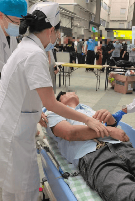 东莞一男子陪同家人就诊时突然倒地<strong></p>
<p>正规原油平台</strong>，护士“火眼金睛”抢回生机