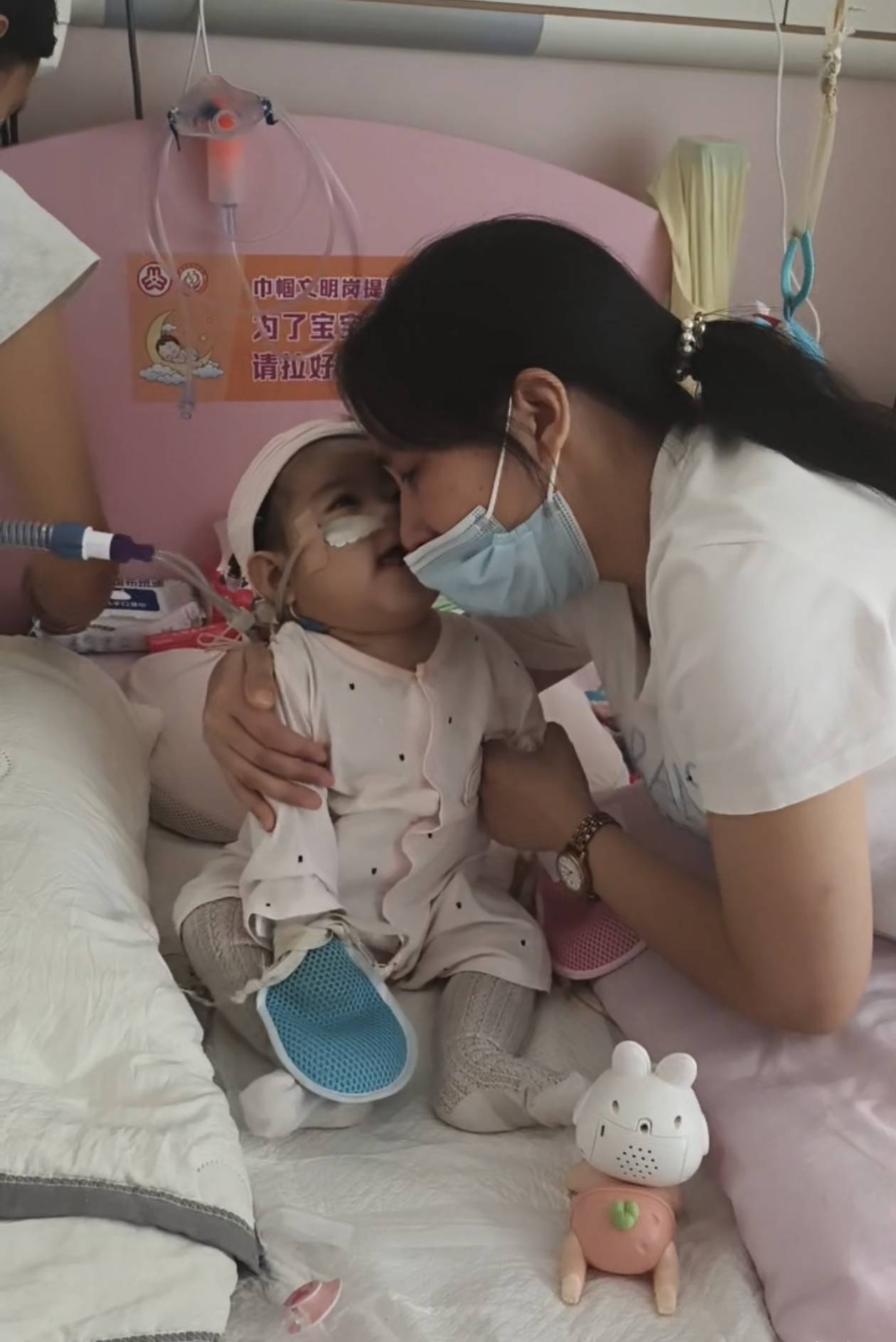 奶奶在哭<strong></p>
<p>原油价值</strong>，宝宝在笑！40天女婴重病，00后父亲割肝救女，术后这一幕让网友泪奔
