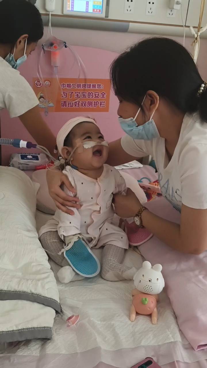 奶奶在哭<strong></p>
<p>原油价值</strong>，宝宝在笑！40天女婴重病，00后父亲割肝救女，术后这一幕让网友泪奔