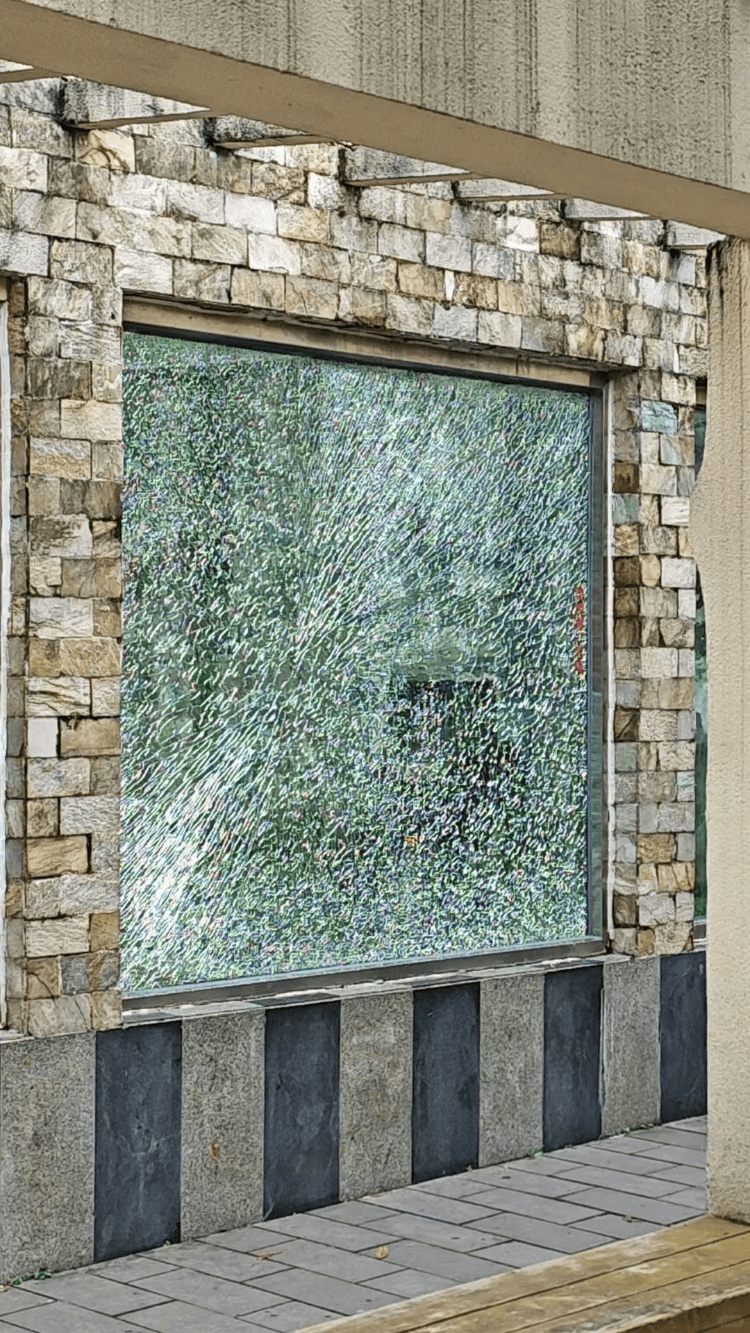 成都动物园山魈“暴走”用石头砸碎馆舍玻璃<strong></p>
<p>原油价值</strong>，园方：属实，将评估是否移除小石头