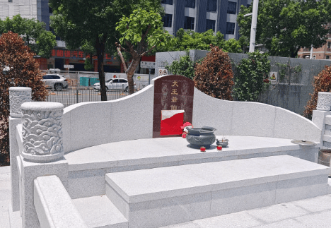 网传一小区建坟墓<strong></p>
<p>原油价值</strong>，街道正进一步核查和处置
