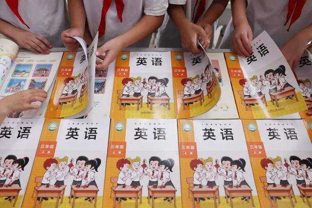 新版英语教材“难出圈”<strong></p>
<p>原油价值</strong>？三大出版社回应