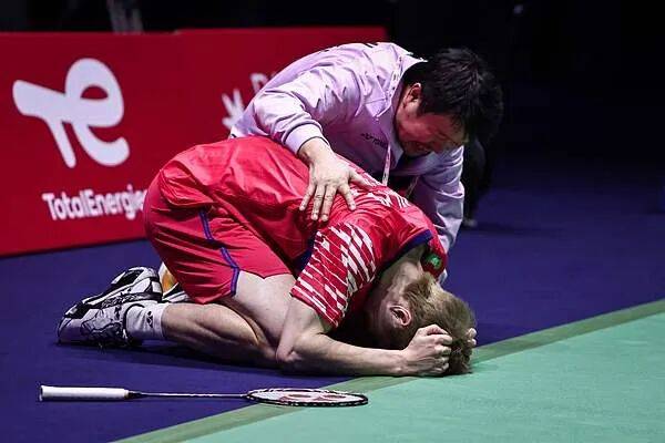 祝贺！石宇奇2比1逆转昆拉武特<strong></p>
<p>美国原油指数</strong>，获得羽毛球世锦赛男单冠军！