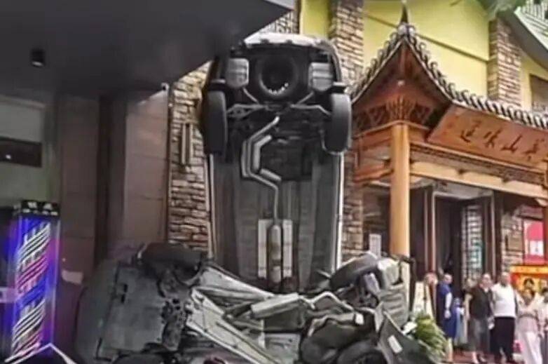 车辆失控驶入路边停车位致1死2伤<strong></p>
<p>美国原油指数</strong>，警方通报