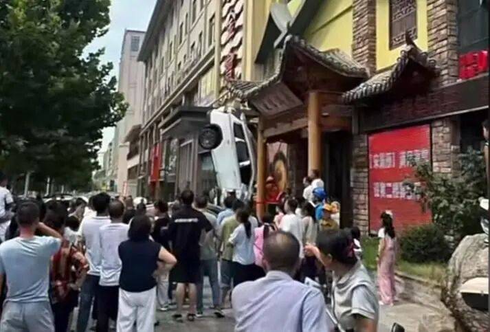 车辆失控驶入路边停车位致1死2伤<strong></p>
<p>美国原油指数</strong>，警方通报