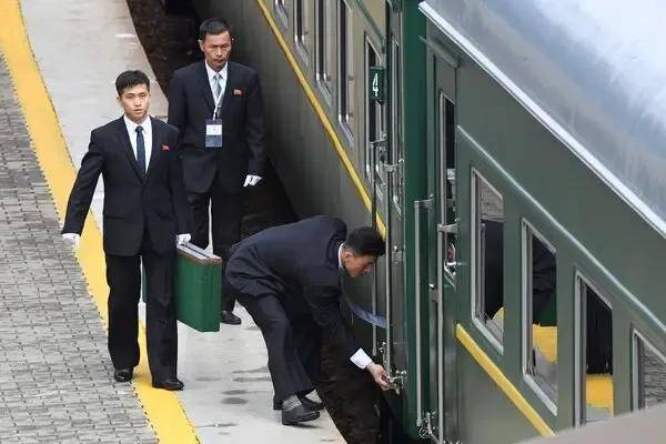 金正恩启程来华<strong></p>
<p>工行</strong>，他的神秘专列长什么样？