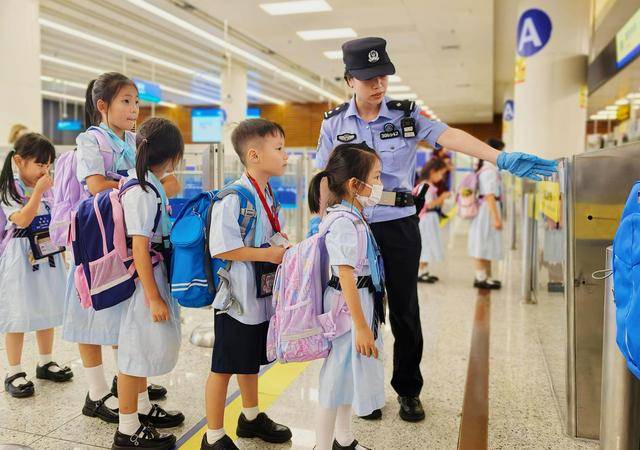 深港跨境学童开学了<strong></p>
<p>工行</strong>，刷指纹10秒快捷通关