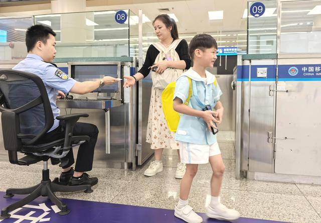 深港跨境学童开学了<strong></p>
<p>工行</strong>，刷指纹10秒快捷通关