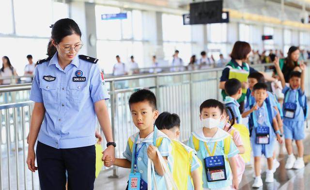 深港跨境学童开学了<strong></p>
<p>工行</strong>，刷指纹10秒快捷通关