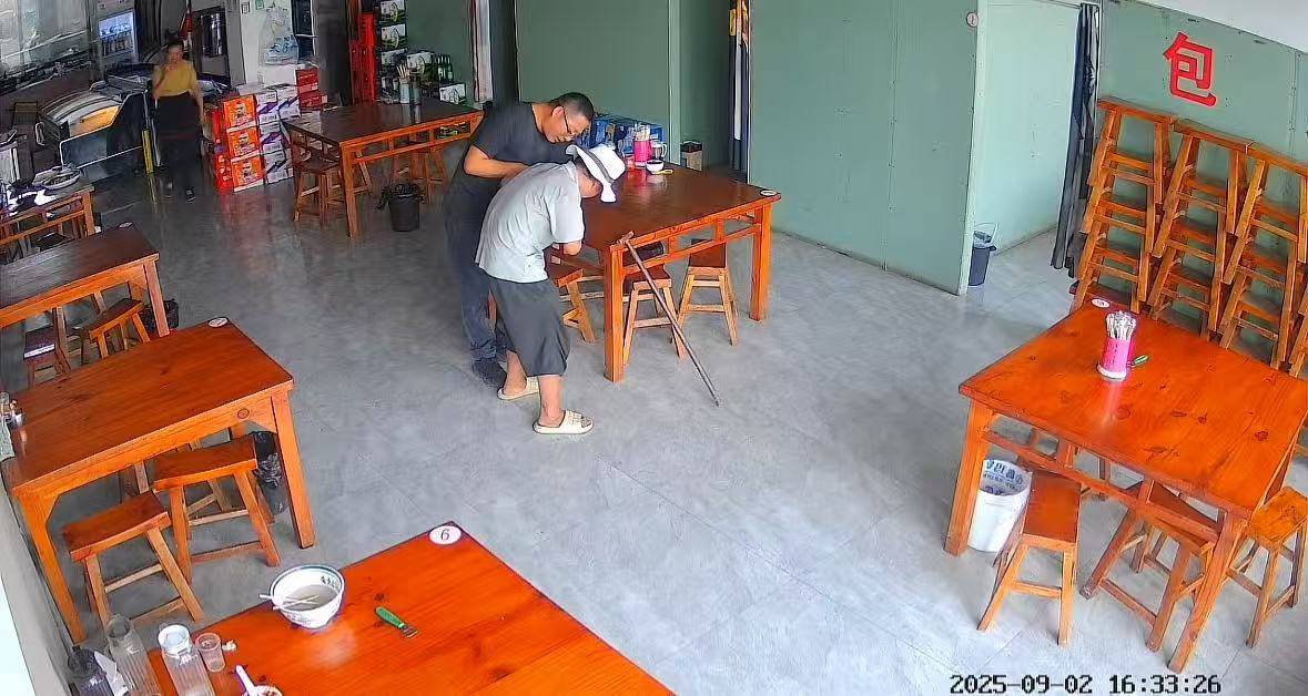 店门口大爷竹筐卖不动<strong></p>
<p>原油</strong>，河南周口面馆老板暖心发视频帮卖，网友隔空下单：我出钱你送人