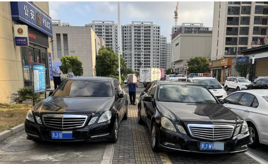 浙江街头惊现两辆“一模一样”的车！民警一查<strong></p>
<p>原油</strong>，不简单，当场扣车