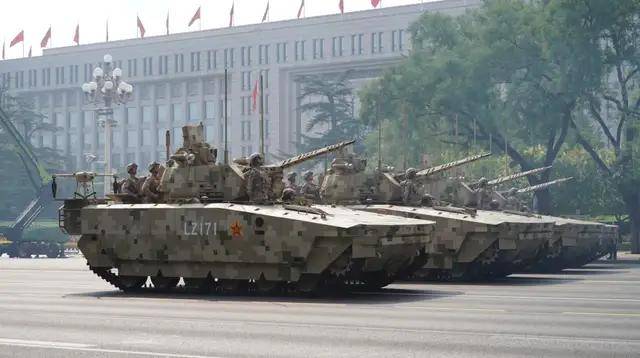 不装了<strong></p>
<p>原油</strong>！一口气看完九三大阅兵武器装备！谁说我们一个也不认识？