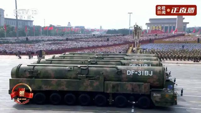 不装了<strong></p>
<p>原油</strong>！一口气看完九三大阅兵武器装备！谁说我们一个也不认识？