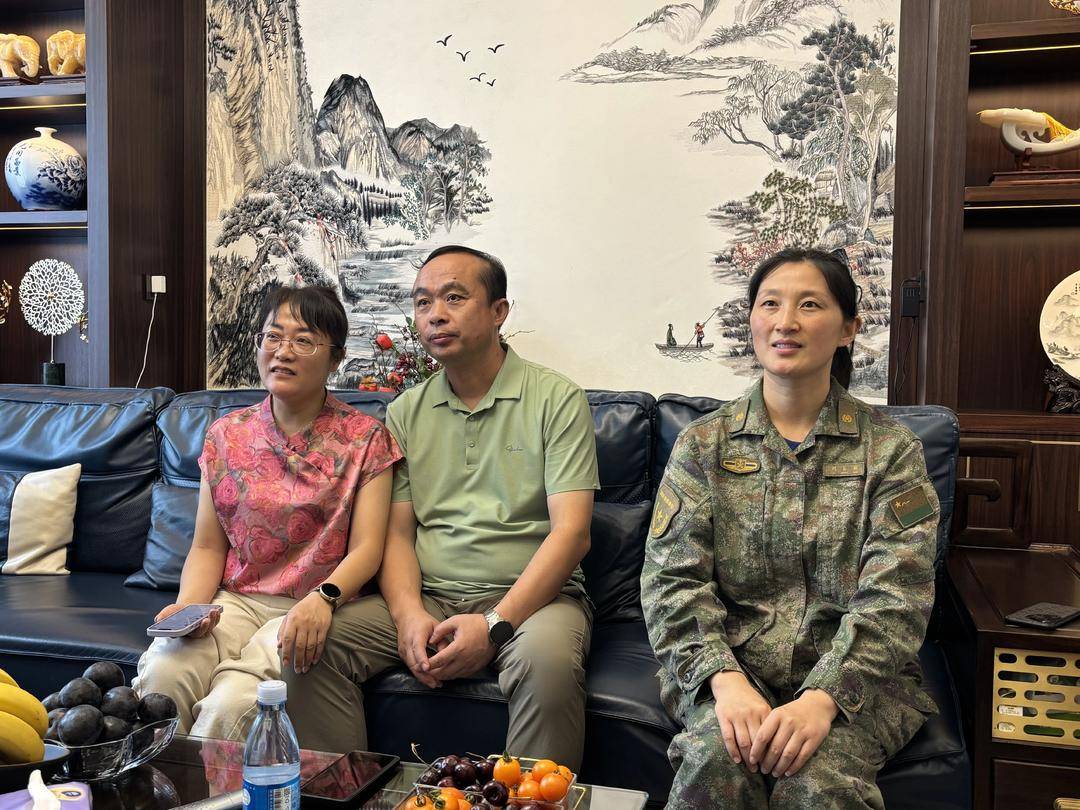 抗战胜利80周年大阅兵民兵方阵<strong></p>
<p>原油</strong>，有两名女生来自无锡地区