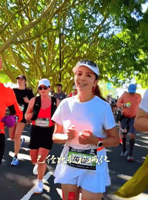知名主持人朱迅跑完悉尼马拉松全马<strong></p>
<p>原油</strong>，开心大笑：又创造个人最好成绩